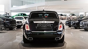 Rolls-Royce Phantom har champagnekyl i baksätet och inkluderar två glas.