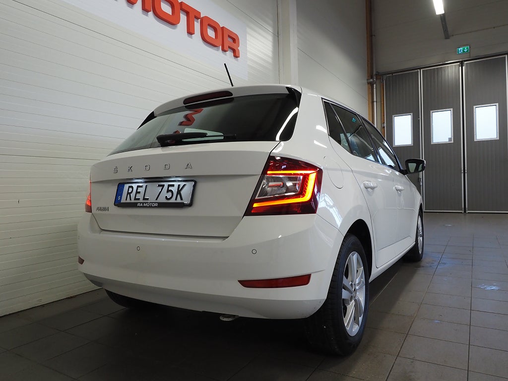 Skoda Fabia 1.0 TSI Style 95hk Motorvärmare Carplay P-Sensorer 2021