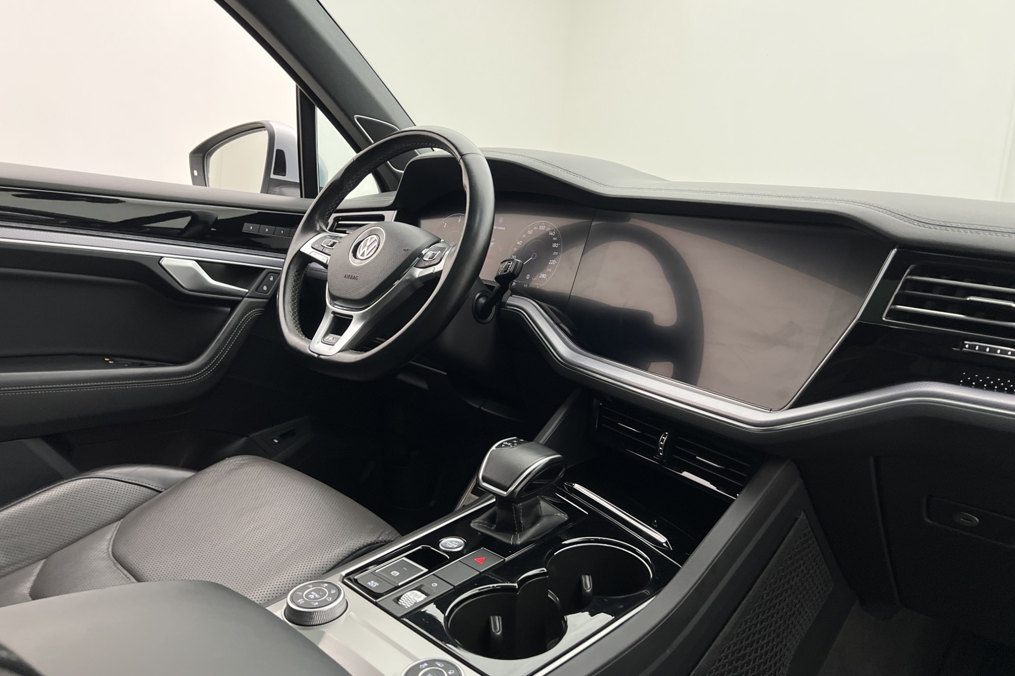 Volkswagen Touareg 2018, bild 3/48
