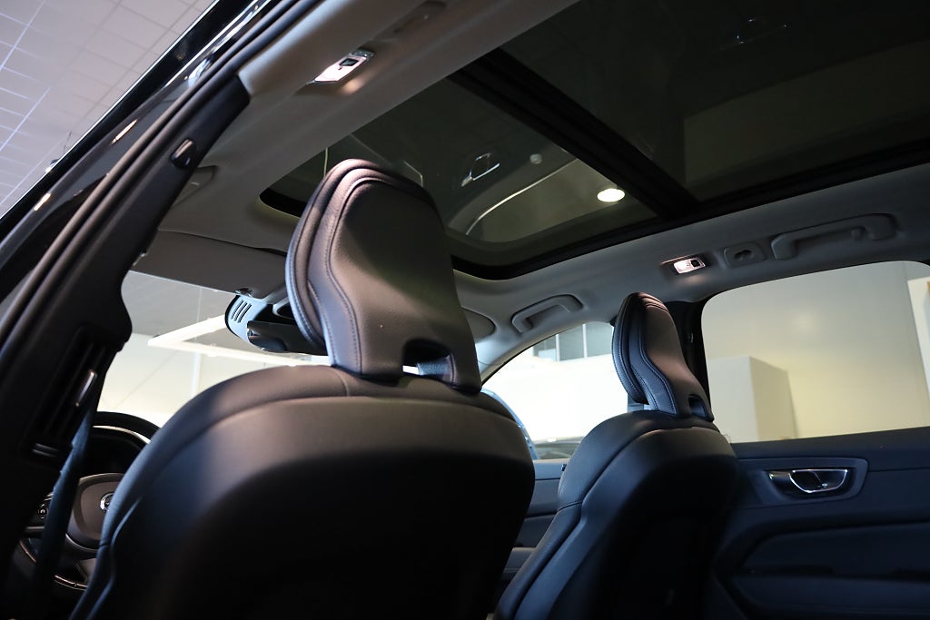 Volvo XC60 T5 AWD Geartronic Momentum Advanced Drag Pano Navi 2020