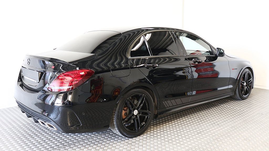 Den här Mercedes Benz C-klass 250d är mycket påkostad. 