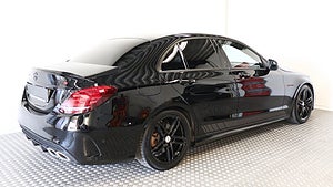 Den här Mercedes Benz C-klass 250d är mycket påkostad. 