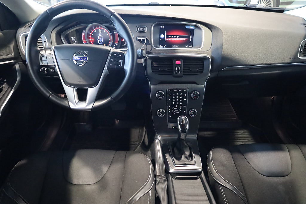 Volvo V40 T3 AUT Momentum | Värmare | PDC | Bluetooth |