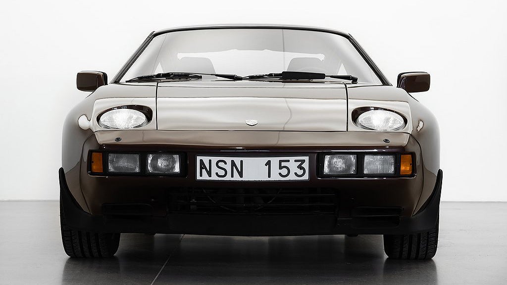Porsche 928 S har en V8-motor på 300 hästkrafter. 