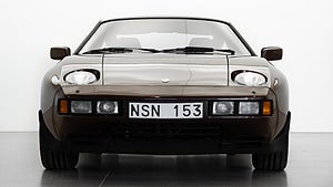 Porsche 928 S har en V8-motor på 300 hästkrafter. 
