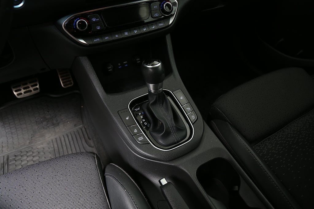 Hyundai i30 1,4 T-GDi 140hk Premium Aut Navi CarPlay Kamera