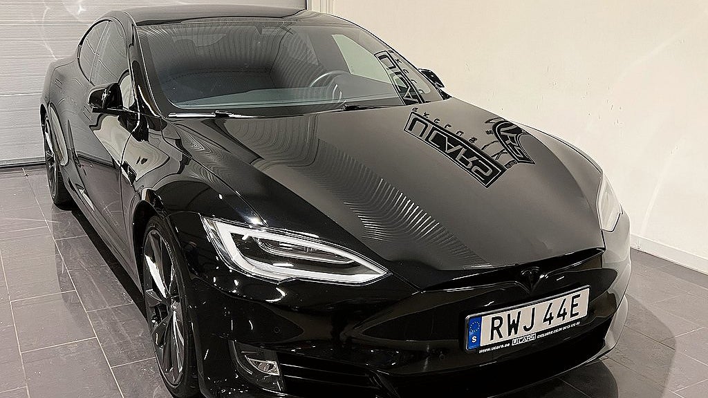 Teslan gör 0-100 km/h på 2,7 sekunder. 