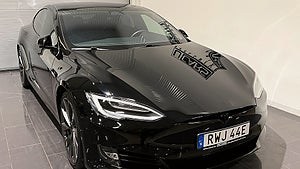 Teslan gör 0-100 km/h på 2,7 sekunder. 