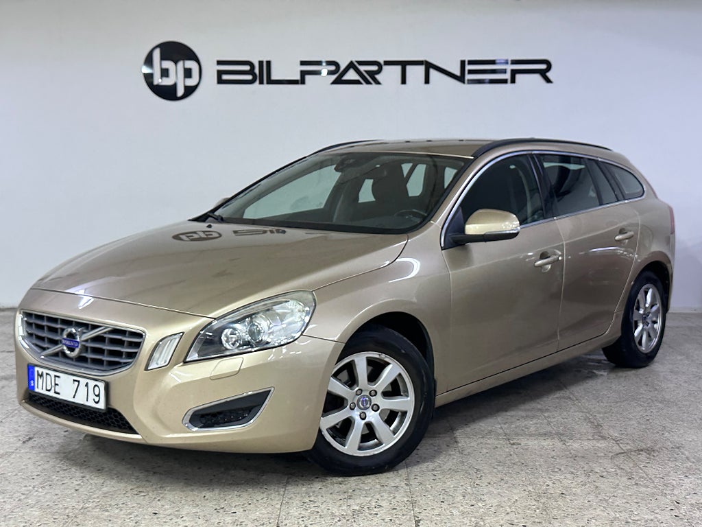 Volvo V60 T3 Momentum 150hk | NYSERVAD | 16000 mil