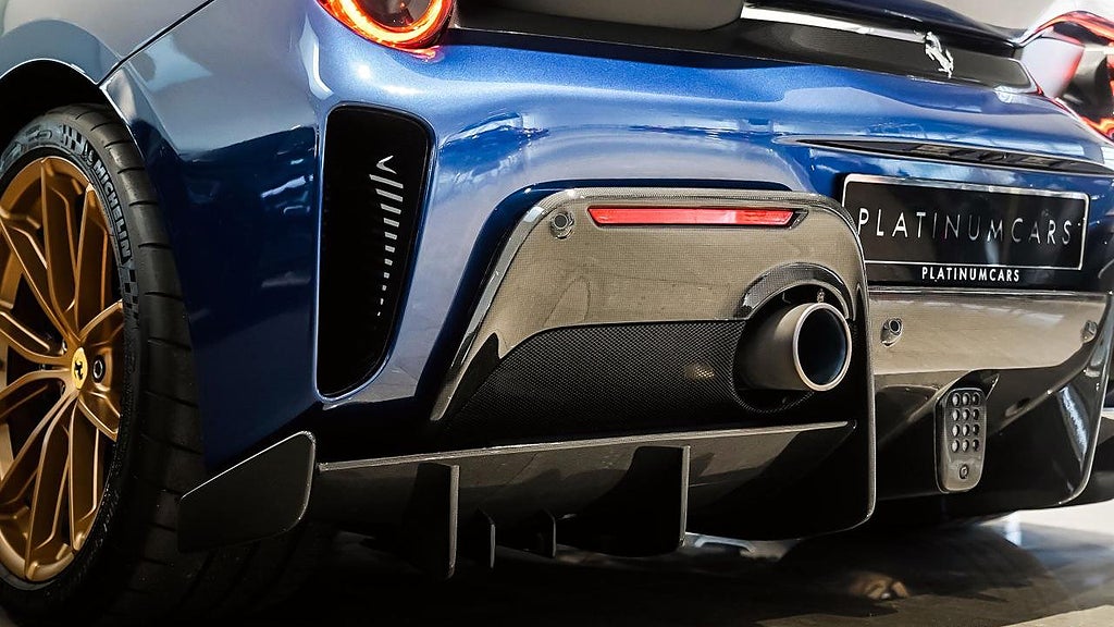 Ferrari 488 Pista har en V8-motor på 720 hästkrafter. 