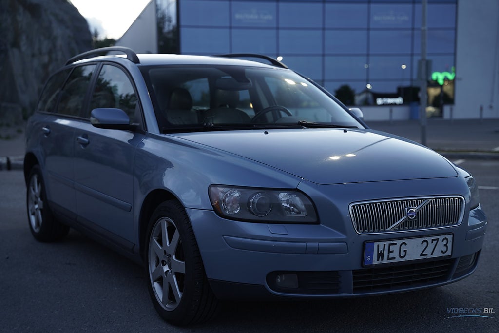 Volvo V50 T5 AWD SUMMUM P-SENSOR KEYLESS DRAG XENON LÄDER 220HK