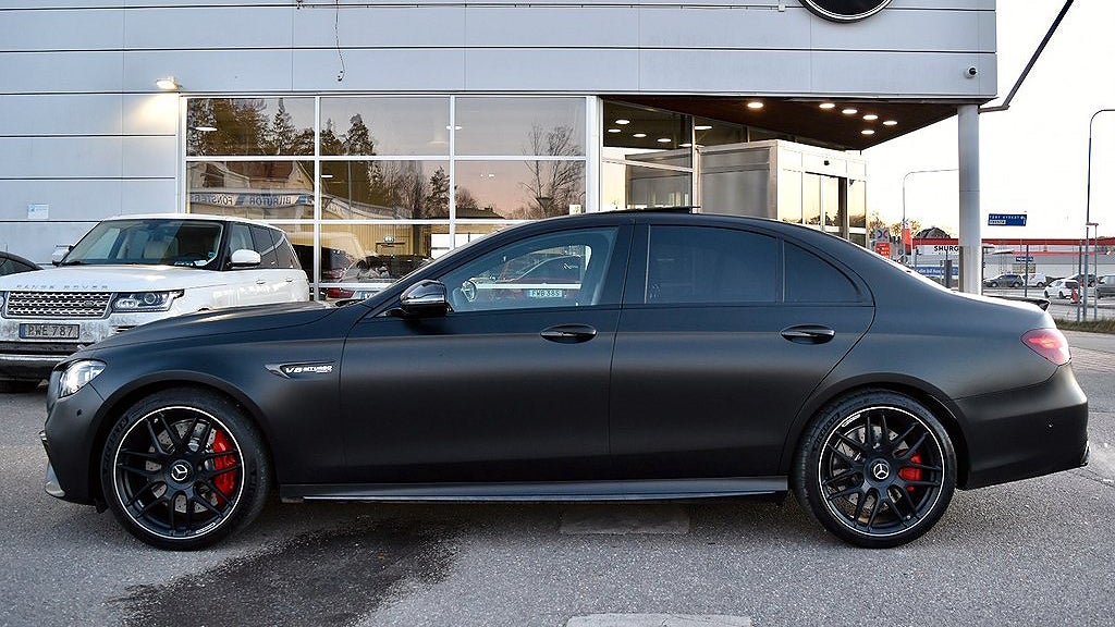 Mercedes-Benz AMG E63 S har en V8-motor som genererar 612 hästkrafter. 