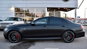 Mercedes-Benz AMG E63 S har en V8-motor som genererar 612 hästkrafter. 