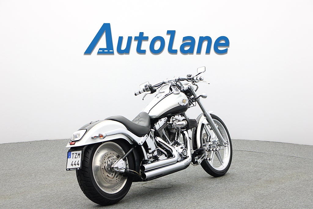 Harley-Davidson Deuce *Nyservad Nya däck Vance & Hines
