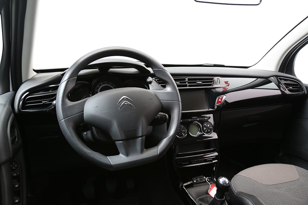 Citroën C3 1,2 VTi 82hk PureTech 5D Pano Nybesikt Motorvärmare 2015