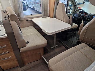 Husbil-halvintegrerad Adria MATRIX PLUS 670 SLT 10 av 27