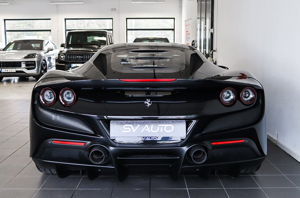 Ferrari F8 Tributo 3.9 V8 720 hk Kolfiber JBL Svensksåld