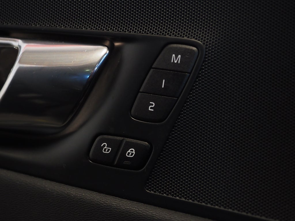 Volvo XC60 T5 AWD 250hk R-Design |Luftfjädring|Pano|Drag|22"| 2018