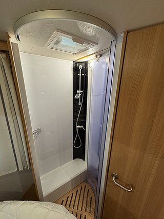 Husbil-halvintegrerad LMC H607 Breezer 150HK AUT  12 av 21