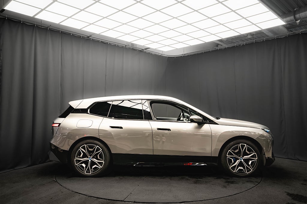 BMW iX xDrive50 SPORT SKY PANO 22' LASER DRAG 360 HUD H/K MOMS
