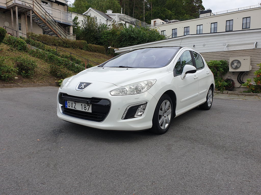Peugeot 308 5-dörrar 1.6 e-HDi Auto. Panoramatak.