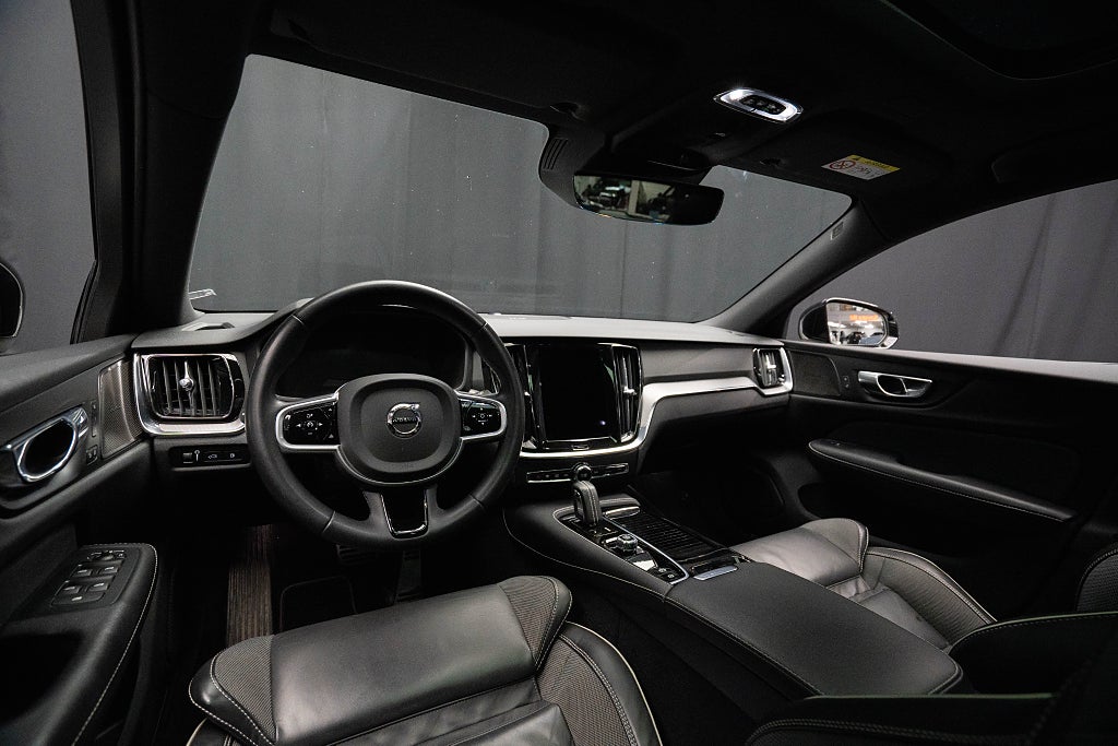 Volvo V60 T6 AWD R-Design PANO DRAG H/K HUD 95%SoH 1-ÄGARE MOMS
