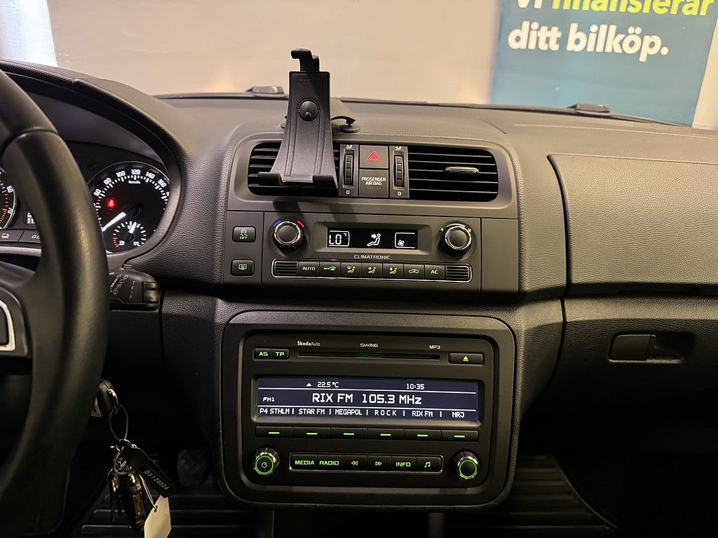 Skoda Fabia Kombi 1.2 TSI Elegance | Nybesiktad | P-sensor | Drag