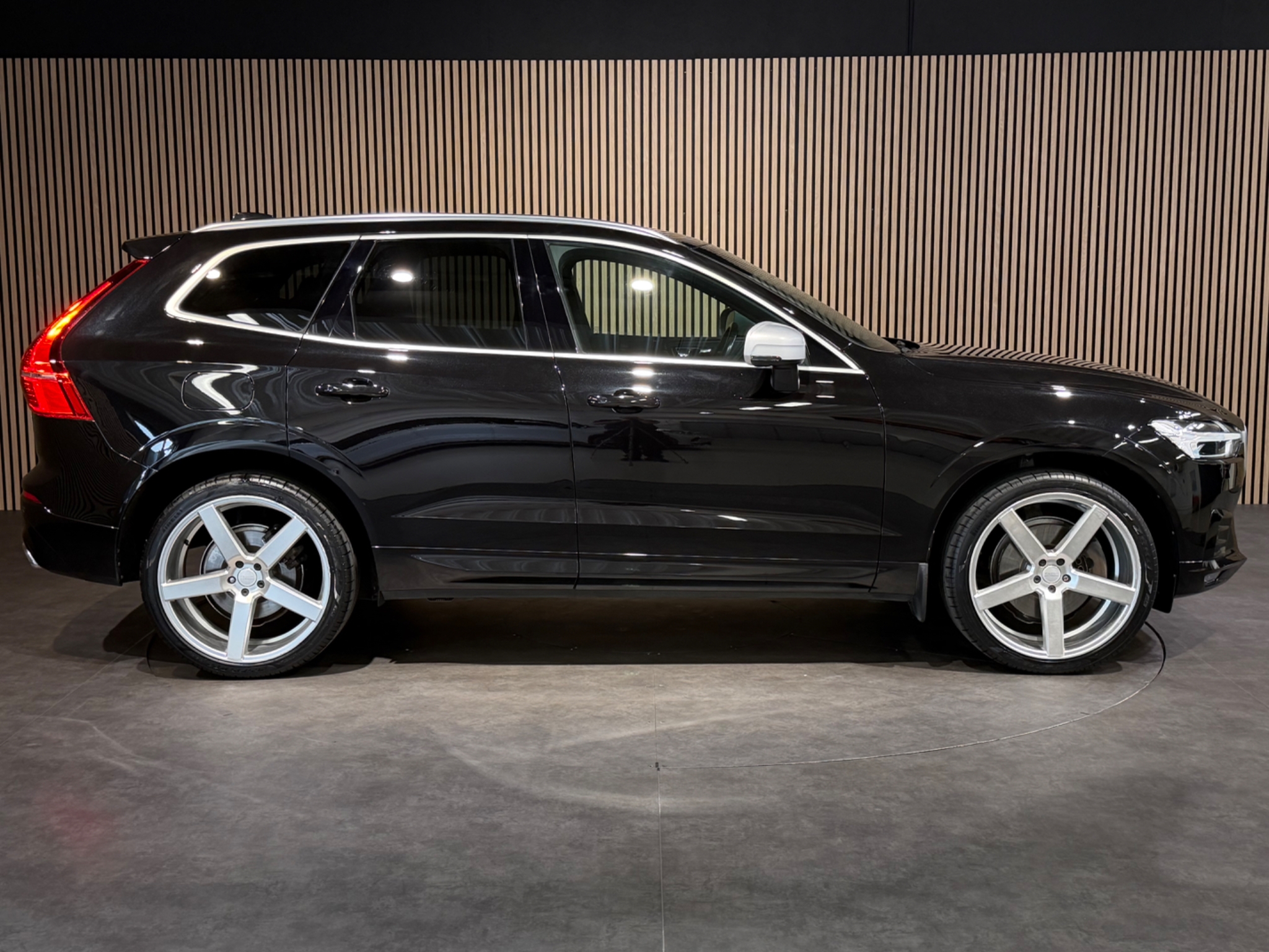 Volvo XC60 D4 AWD R-Design 2018, photo 3/56