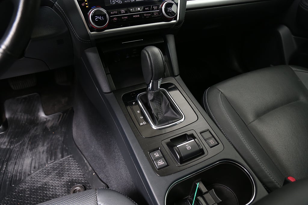 Subaru Outback 2,5i 175hk Summit AWD Taklucka H/K Skinn Drag 2019