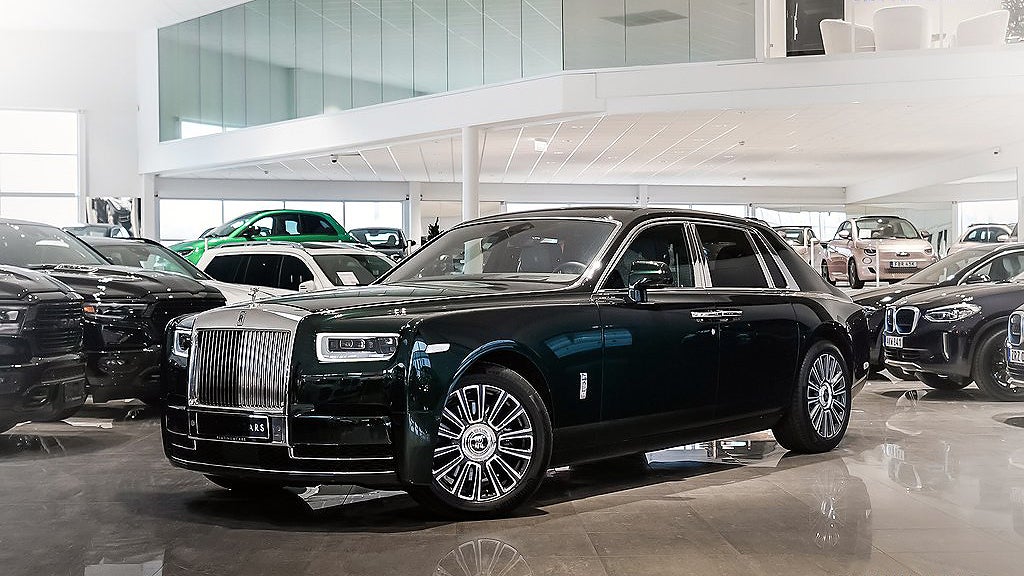 Rolls-Royce Phantom har champagnekyl i baksätet och inkluderar två glas.
