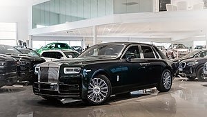 Rolls-Royce Phantom har champagnekyl i baksätet och inkluderar två glas.