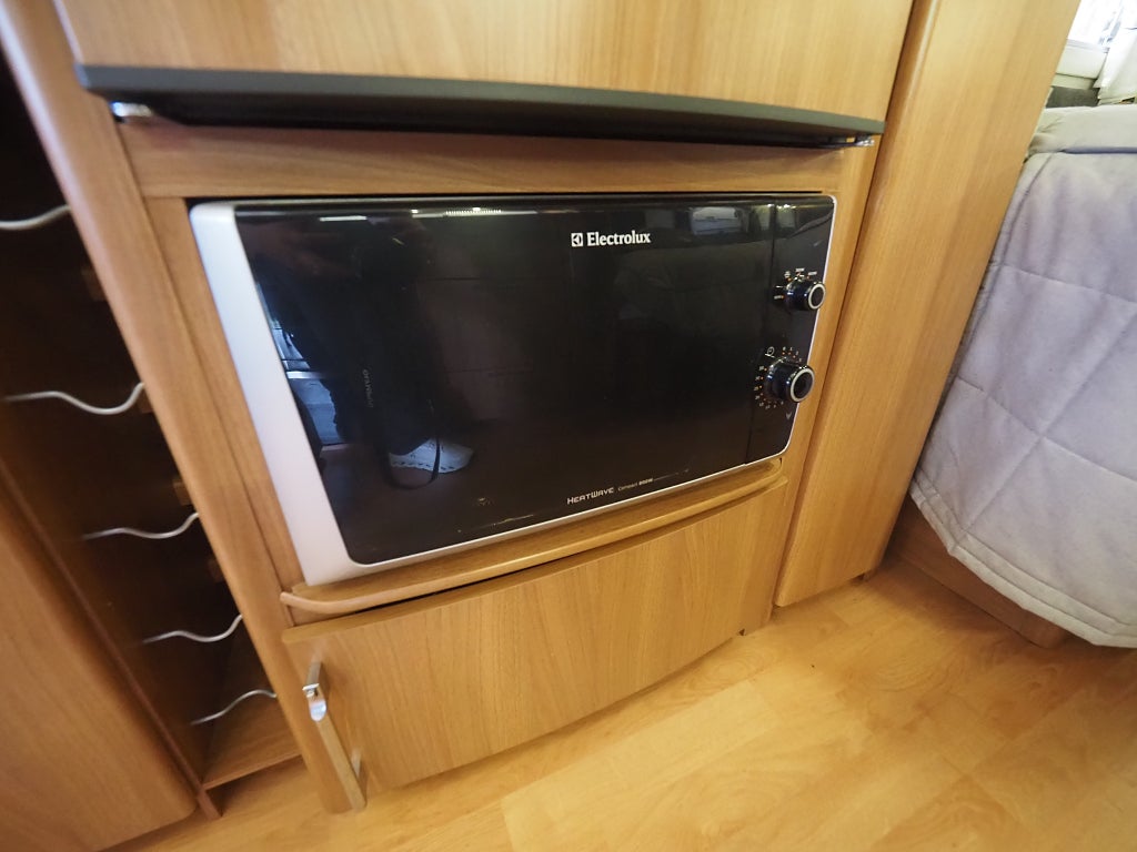 Kabe Royal 720 TDL KS Markis Slätplåt Långbäddar Tv Bänk 2011