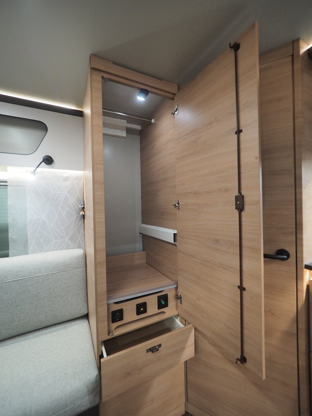 Knaus Yaseo 340 PX EL-bilsanpassad I AC I Induktionsspis