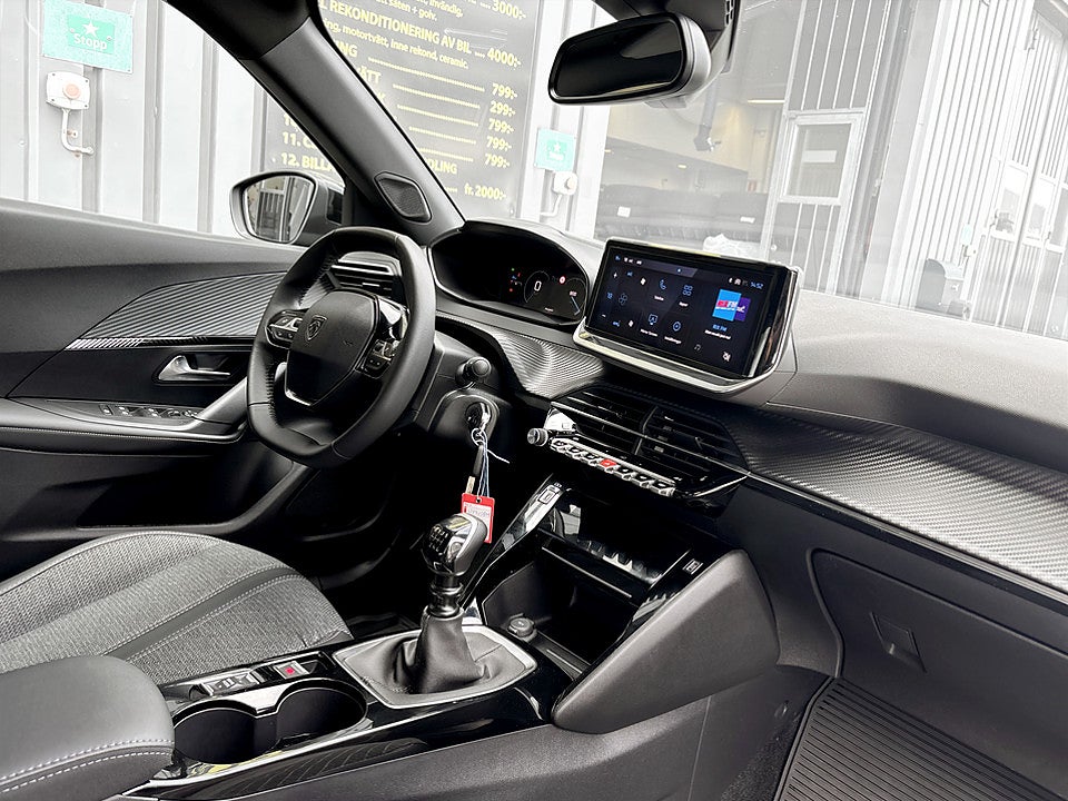 Bild på Peugeot 2008 Allure 1.2 PT 130hk CARPLAY P-SENSORER