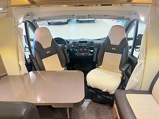 Husbil-halvintegrerad Adria CORAL S 670 SLT 14 av 28