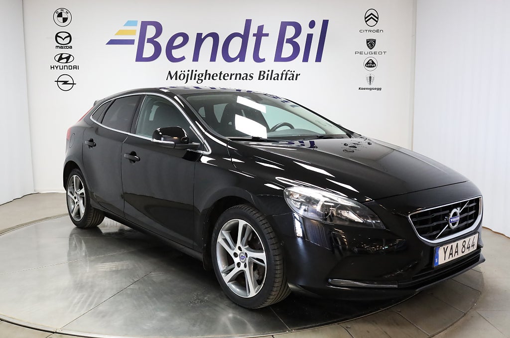 Volvo V40 D3 Momentum / Panoramaglastak / Nyservad