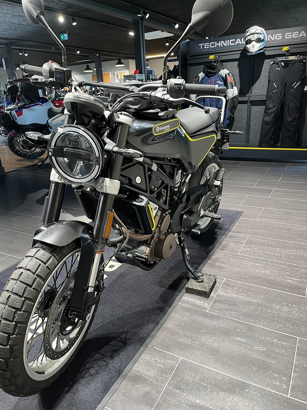 Husqvarna Svartpilen 401/Tankväska/Akrapovic/24mån Räntefritt