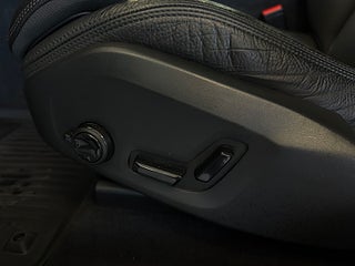Volvo XC60 B4 AWD Geartronic R-Design S&V/Drag/Pano/H&K/Dvärm/ VOC – bild 17