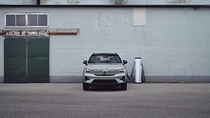 Nya Volvo XC40 får uppdateringar på exteriören som gör att designen synkroniseras med Volvo C40 Recharge. Foto: Volvo