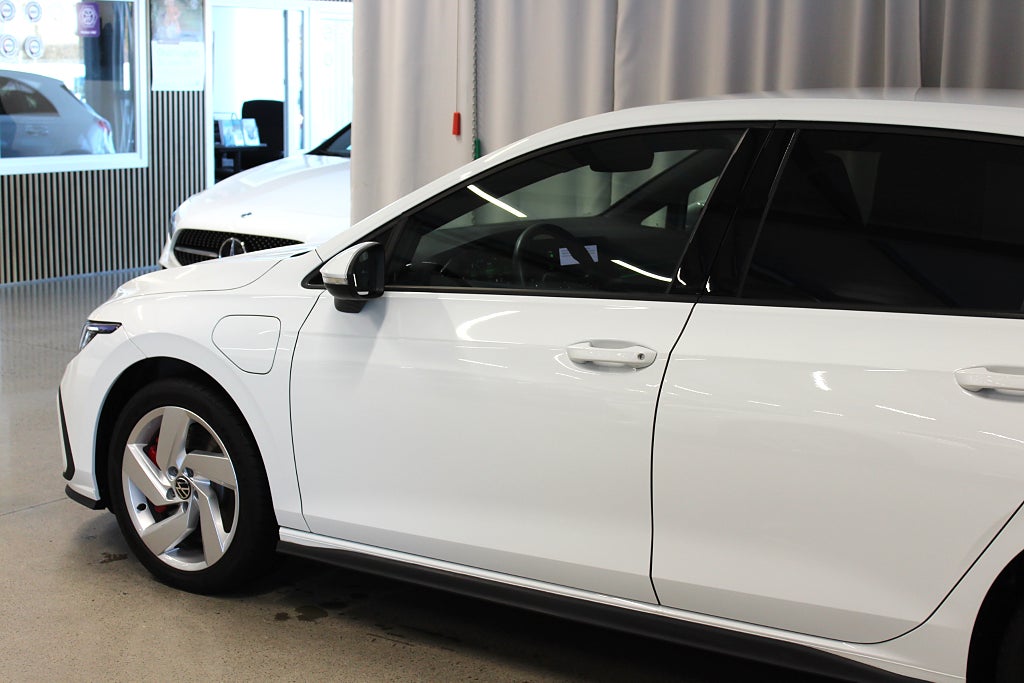 Volkswagen Golf GTE 245HK, S&V-hjul, Navi, Elräck 64km, 3,99% Ränta