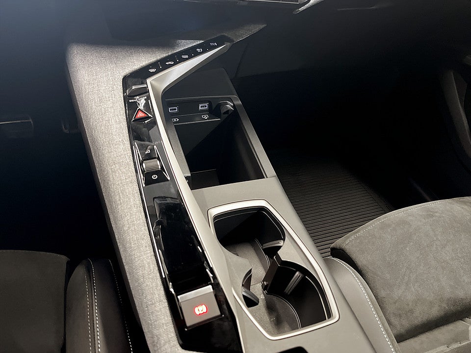 Bild på Peugeot 5008 GT Ultimate Hybrid 145hk Aut 7-SITS ELSTOL B-KAMERA