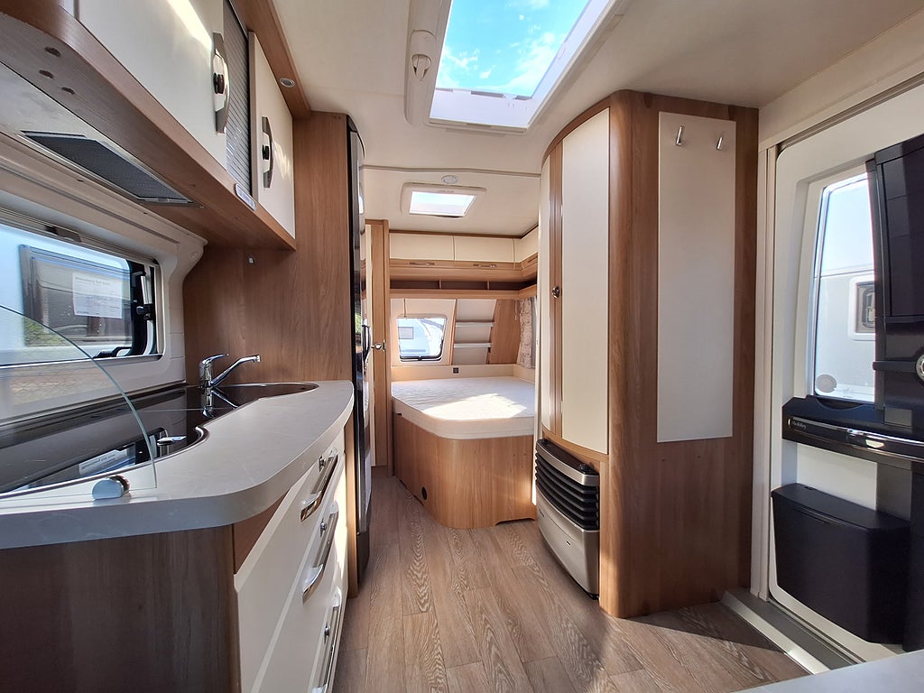 Hobby De Luxe 460 UFe Dubbelbädd, Mover, Nytt Tält