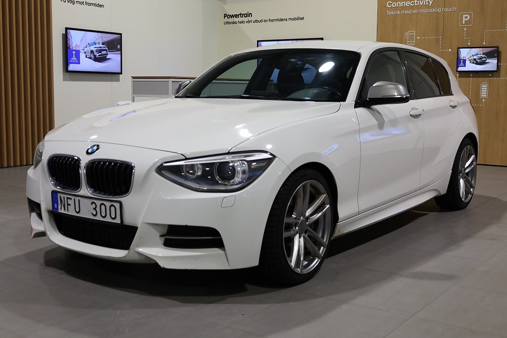 BMW M135i AUT M-Sport 320hk H&K Läder Blåtand Nyservad