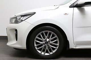 Halvkombi Kia Rio 9 av 24