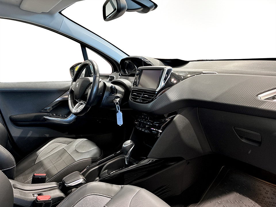 Bild på Peugeot 2008 Allure 1.2 PT 110hk Aut PANO CARPLAY