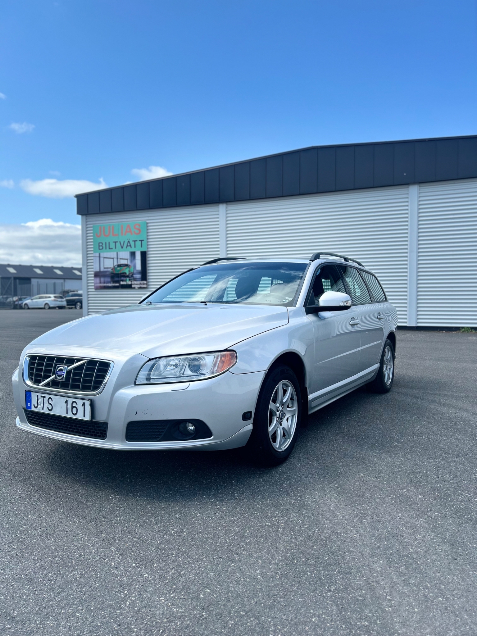 Volvo V70 2.0F Momentum Euro 4 2009, kuva 2/10