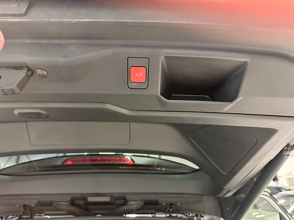 Peugeot E-5008 GT 73 kWh 7-säten Dragkrok, Elbaklucka, B-kam, Navi thumbnail