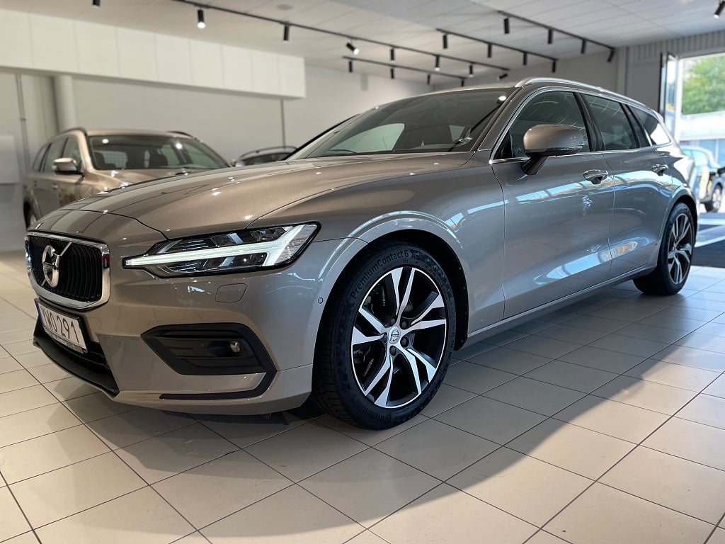 Volvo V60 T5 Momentum *360-kamera, HUD, Vinterhjul