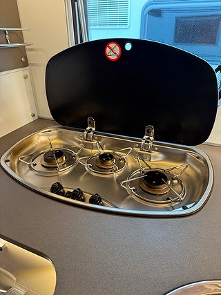 Husbil-halvintegrerad Bürstner Lyseo 744 TD 150HK AUT 8 av 25