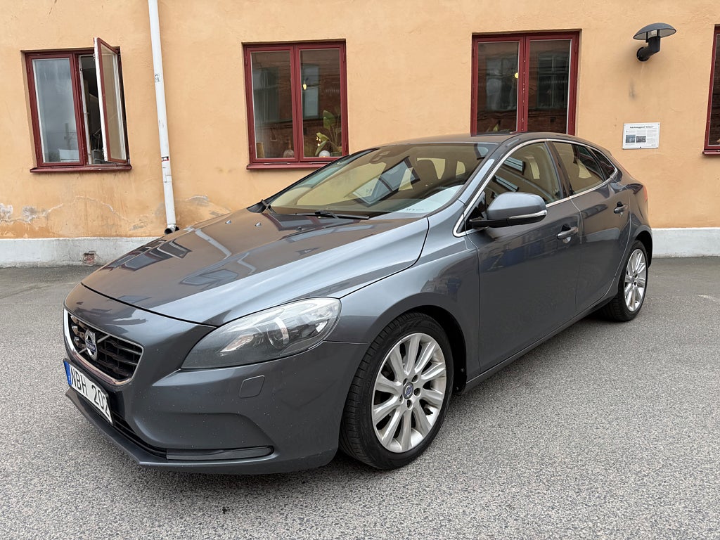 Volvo V40 D2 Momentum / Kamrem bytt / Nybesiktigad 